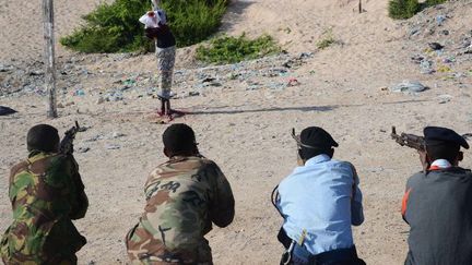 Un peloton d'exécution à Mogadiscio en Somalie le 17 août 2013. Le supplicié a été accusé d'être combattant du groupe islamiste al-Qaïda et reconnu coupable d'assassinat. (Photo AFP Mohamed Abdiwahab)