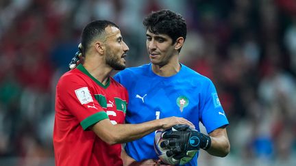 Romain Saïss et Yassine Bounou lors du quart de finale du Maroc contre le Portugal à la Coupe du monde au Qatar, le 10 décembre 2022. (AYMAN AREF / AFP)