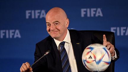 Gianni Infantino, président de la FIFA, assiste à une conférence de presse après la réunion du Conseil de la FIFA à Auckland (Nouvelle-Zélande), le 22 octobre 2022. (WILLIAM WEST / AFP)