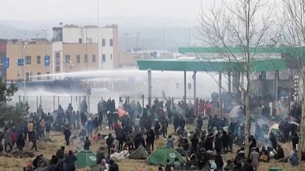 L'année 2021 a été marquée par la crise migratoire en Europe et le naufrage le plus meurtrier dans la Manche. Retour en images sur les faits marquants de cette année. (CAPTURE ECRAN / FRANCEINFO)