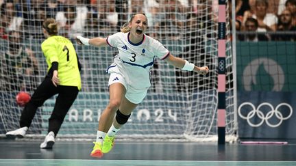 La joueuse de l'équipe de France de handball Alicia Toublanc célèbre durant un match de la phase de groupes des Jeux olympiques de Paris, le 3 août 2024 (ARIS MESSINIS / AFP)