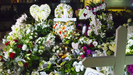 Les fleurs ornent la tombe de Johnny Hallyday, cimetière de Lorient, Saint-Barthélémy
 (Helene Valenzuela / AFP)