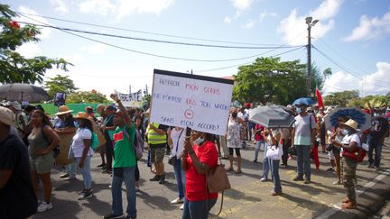 Une manifestation contre l'obligation vaccinale pour les soignants, le 5 août 2021 à&nbsp;Capesterre-Belle-Eau en Guadeloupe.&nbsp; (CEDRICK ISHAM CALVADOS / AFP)