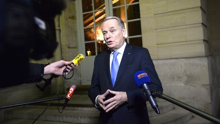 Jean-Marc Ayrault s'exprime devant la presse, le 27 janvier 2014, devant les marches de Matignon, &agrave; Paris. (BERTRAND GUAY / AFP)