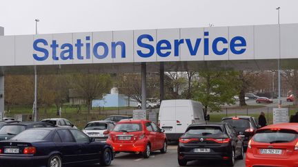 Des automobilistes font la queue dans une station-service de&nbsp;La Roche -sur-Yon (Vendée). Photo d'illustration. (YVES-RENE TAPON / RADIO FRANCE)