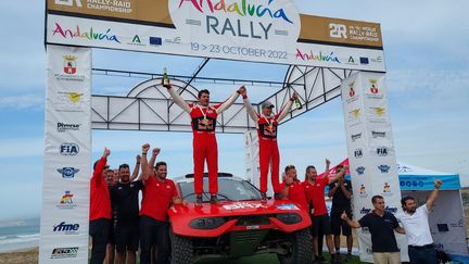 Sébastien Loeb et son co-pilote Fabian Lurquin célèbrent la victoire au rallye d'Andalousie (DPPI /Julien Defosse)