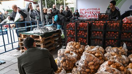 A Instanbul, des turcs attendent de pouvoir acheter des fruits et légumes vendus par la municipalité, le 12 février 2019. (OZAN KOSE / AFP)