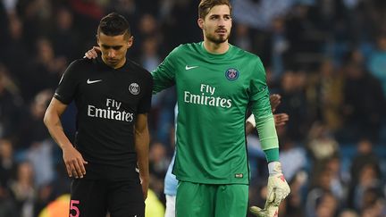 Marquinhos et Kévin Trapp rentrent au vestiaire la tête basse. (PAUL ELLIS / AFP)