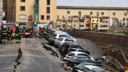 Une partie du quai qui longe le fleuve Arno à Florence (Italie) s'est effondrée non loin du Ponte Vecchio, mercredi 25 mai, vers 6h30. Au total, une bande de 200 mètres de long sur 7 mètres de large a cédé.