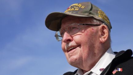 Warren Goss faisait partie des premiers soldats américains à débarquer sur les plages normandes le 6 juin 1944. À l'occasion des 80 ans du Jour J, le vétéran revient sur cette date qui a marqué l'histoire et sa vie. (France 2)