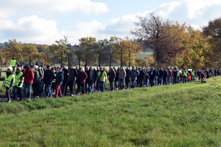 Les manifestants arrivent sur le site pressenti pour la future prison, le 12 novembre 2016, à Saint-Bonnet-les-Oules (Loire). (MAXPPP)