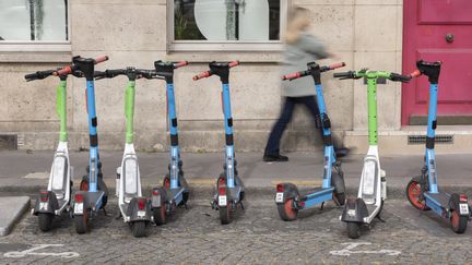 Des trottinettes électriques au bord d'un trottoir à Paris, le 1er avril 2023. (VINCENT ISORE / MAXPPP)