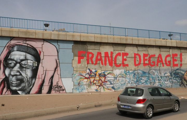 Graffititis&nbsp;dessinés par des militants du mouvement Frapp-France Dégage sur un mur à Dakar. Photo prise le 3 août 2018. (AFP - ALAATTIN DOGRU / ANADOLU AGENCY)