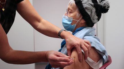 Une personne âgée se fait injecter sa dose de rappel contre le Covid-19, le 14 décembre 2021 à Mulhouse (Haut-Rhin). (DAREK SZUSTER / MAXPPP)