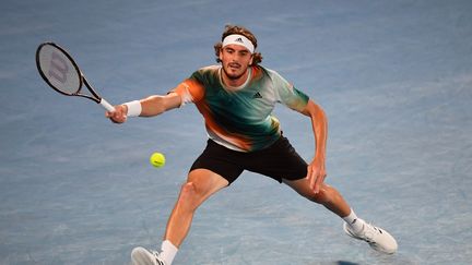 Stefanos Tsitsipas face à Taylor Fritz en huitièmes de finale de l'Open d'Australie, le 24 janvier 2022, à Melbourne. (WILLIAM WEST / AFP)