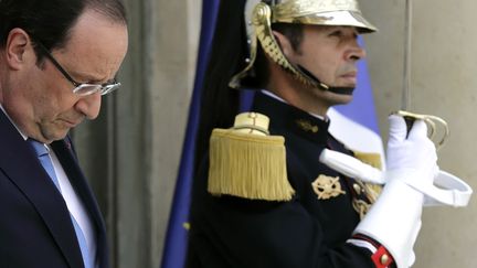 Le pr&eacute;sident de la R&eacute;publique, Fran&ccedil;ois Hollande, sur le perron de l'Elys&eacute;e &agrave; Paris, le 17 juillet 2013. (PHILIPPE WOJAZER / REUTERS)