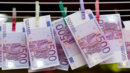 Les billets de 500 euros sont point&eacute;s du doigt par le minist&egrave;re de l'Economie et des Finances fran&ccedil;ais. (PATRICK PLEUL / DPA-ZENTRALBILD)