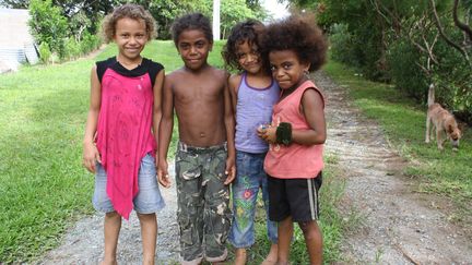 Des enfants dans une tribu du centre de la Nouvelle-Calédonie. " Les jeunes sont&nbsp;de plain-pied dans le monde d'aujourd'hui. "
 (Emmanuel Langlois)