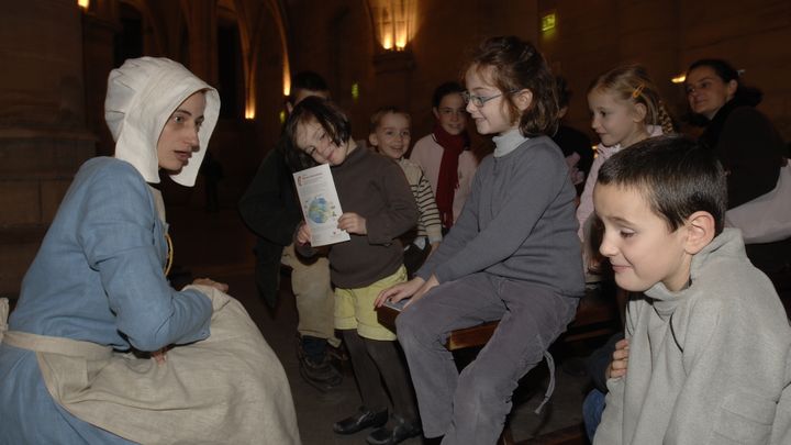 Ateliers gourmands, enquêtes mystérieuses sur les traces des lutins du Père Noël, spectacles costumés, on voyage aussi au gré de la musique des troubadours et des ménestrels lors de "Contes & Monuments". (PATRICK CADET / CMN)