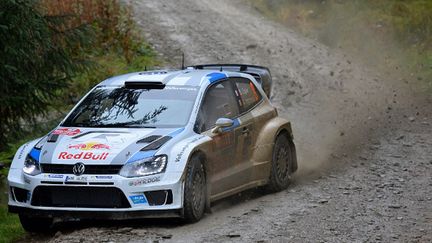 Sébastien Ogier (Volkswagen) sur la boue galloise (BEN STANSALL / AFP)