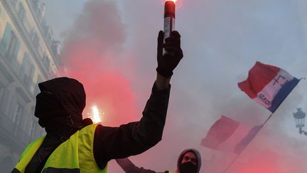 Grève générale : "gilets jaunes" et "gilets rouges" défilent à Paris