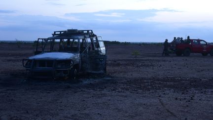 La carcasse du véhicule qui transportait des victimes de l'attaque meurtrière, le 9 août 2020, à&nbsp;Kouré, au Niger.&nbsp; (BOUREIMA HAMA / AFP)