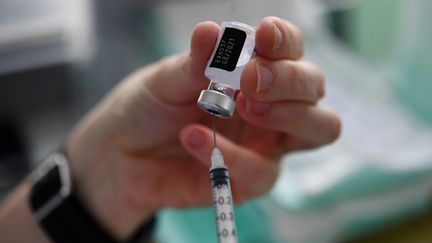 Préparation d'un vaccin Pfizer-BioNtech dans un centre de vaccination à Brest (Finistère), le 11 mai 2021. (FRED TANNEAU / AFP)