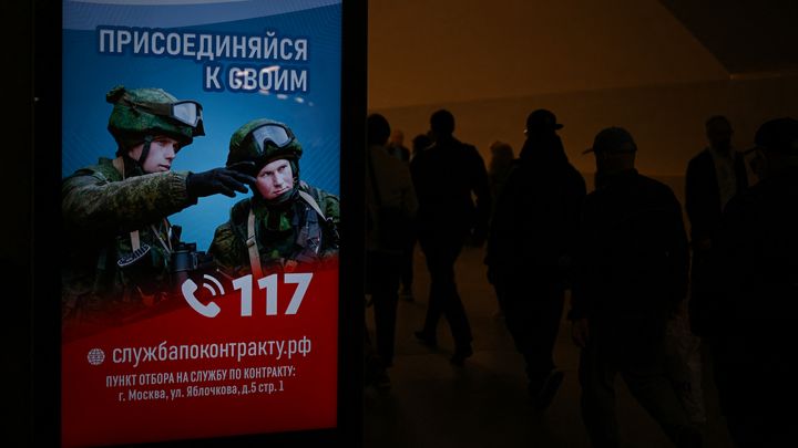 Une affiche incitant la population russe à s'enrôler dans l'armée via un contrat, à Moscou, le 11 mai 2023. (NATALIA KOLESNIKOVA / AFP)