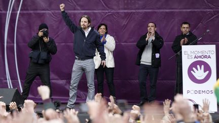 Pablo Iglesias, leader du Podemos, &agrave; la tribune lors d'une manifestation &agrave; Madrid, samedi 31 janvier 2015.&nbsp; (  MAXPPP)