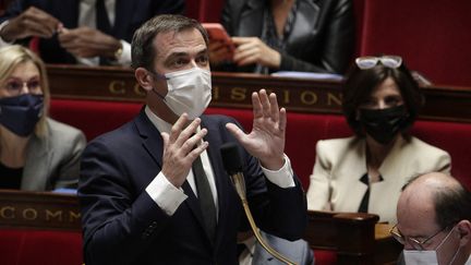 Olivier Véran, le ministre de la Santé, s'exprime à l'Assemblée nationale, le 26 octobre 2021. (GEOFFROY VAN DER HASSELT / AFP)