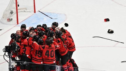 Les Canadiennes célèbrent leur cinquième titre olympique en hockey sur glace, le 17 février 2022, à Pékin. (ANTHONY WALLACE / AFP)