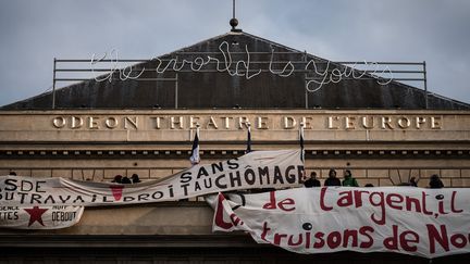 Le théâtre de l'Odéon a été investi par des militants de la Coordination des intermittents et précaires, des étudiants et des membres du mouvement Nuit debout, dimanche 24 avril 2016.&nbsp; (PHILIPPE LOPEZ / AFP)