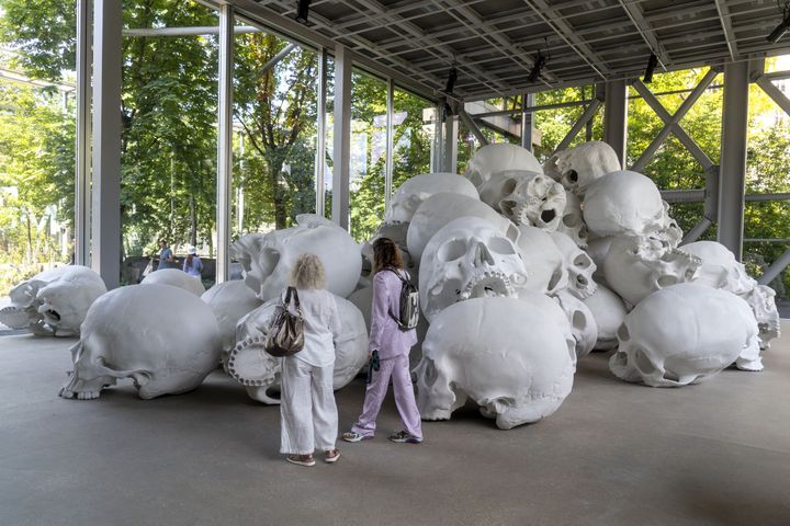 Une vue de l'exposition Ron Mueck à la Fondation Cartier pour l'art contemporain, National Gallery of Victoria, Melbourne, Filton Bequist, 2018 (Photo © Marc Domage)