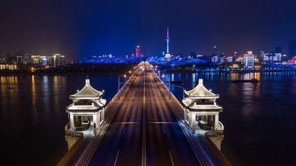 Le pont sur le Yangtze à Wuhan (Chine), le 16 mars 2020. (AFP)