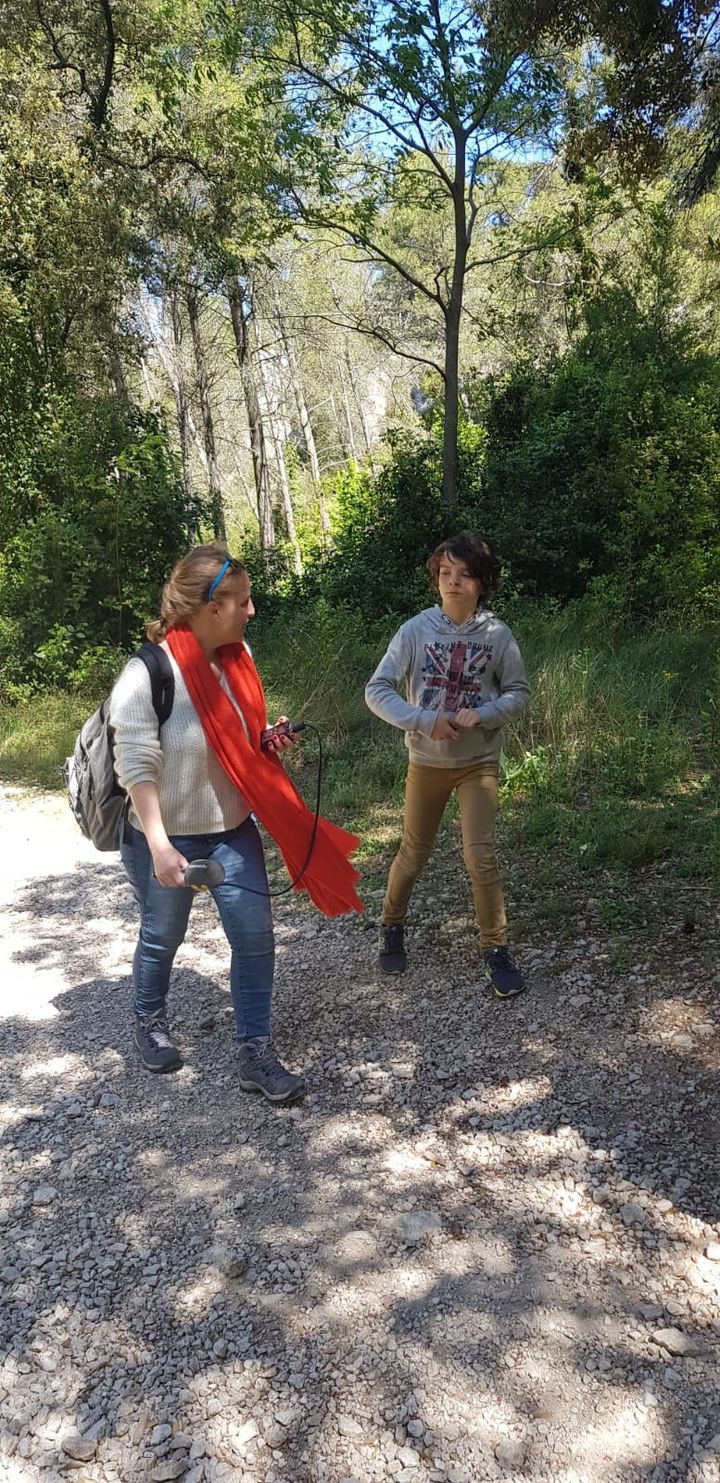 Arthur au micro d'Ingrid Pohu dans les Alpilles (INGRID POHU / RADIO FRANCE)