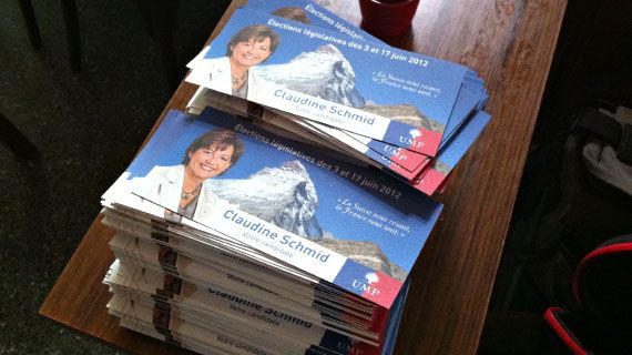 Peu des gens pr&eacute;sents &agrave; la r&eacute;union de campagne de Claudine Schmid, la candidate UMP pour la Suisse et le Liechtenstein, prennent les tracts disponibles : tout le monde est d&eacute;j&agrave; convaincu.&nbsp; (SALOME LEGRAND / FTVI)