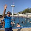 Une journée de très forte affluence au centre nautique Tony Bertrand, le 23 août 2023 à Lyon, en pleine canicule dans le département du Rhône. (PAOLO PHILIPPE / FRANCEINFO)