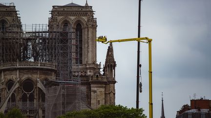 Vue de Notre-Dame au lendemain de l'incendie qui a ravagé la cathédrale, le 16 avril 2019. (SIMON GUILLEMIN / HANS LUCAS / AFP)