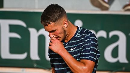 Sean Cuenin lors du&nbsp;troisième tour des qualifications de Roland-Garros&nbsp;contre l'Italien&nbsp;Giulio Zeppieri,&nbsp;le 16 mai 2022. (MATTHIEU MIRVILLE / AFP)