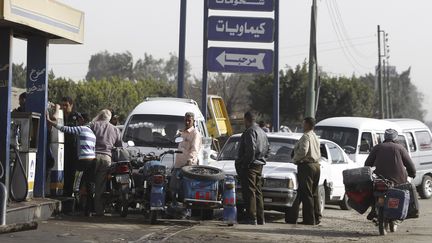 Une file d'attente devant une station service de Toukh, &agrave; 25 km au nord&nbsp;du Caire (Egypte), le 12 mars 2013.&nbsp; (AMR DALSH / REUTERS)