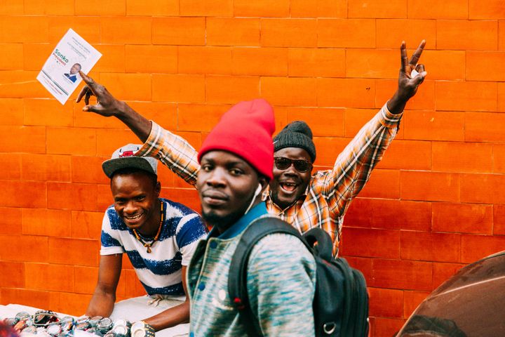 Jeunes partisans d'Ousmane Sonko, l'un des candidats de l'opposition à la présidentielle sénégalaise, en campagne à Dakar le 20 février 2019.&nbsp; (CARMEN ABD ALI / AFP)