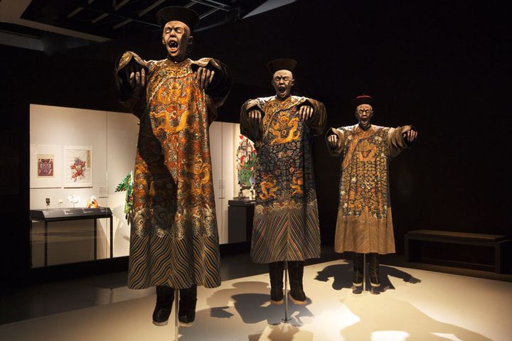 Des vampires sauteurs chinois
 (musée du quai Branly - Jacques Chirac, photo Gautier Deblonde)