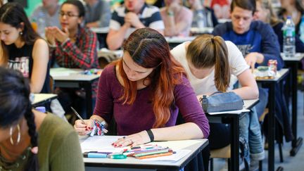 Des élèves de terminale planchent sur l'épreuve de philosophie du baccalauréat, le 15 juin 2016 à Lille. (THIERRY THOREL / CITIZENSIDE / AFP)