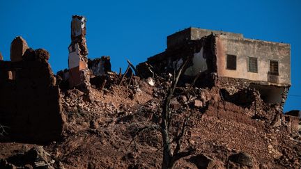 Cette photo prise le 10 septembre 2023 montre des bâtiments endommagés à la suite du tremblement de terre meurtrier de magnitude 6,8 survenu le 8 septembre dans le village de montagne de Moulay Brahim, dans la province d'al-Haouz, au centre du Maroc. (PHILIPPE LOPEZ / AFP)