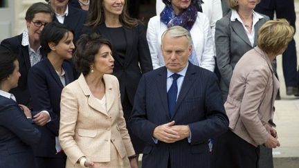 Marisol Touraine et Jean-Marc Ayrault discutent devant l'Elysée, le 17 mai 2012. (AFP - Lionel Bonaventure)