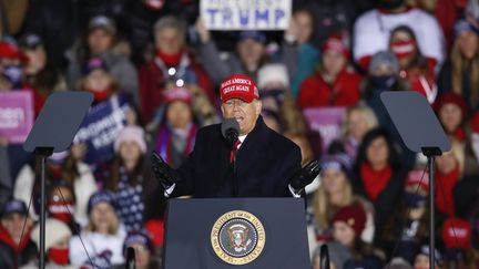 Donald Trump lors d'un dernier meeting de campagne dans le Michigan avant le scrutin&nbsp;présidentiel, le 3 novembre 2020. (KAMIL KRZACZYNSKI / GETTY IMAGES NORTH AMERICA)