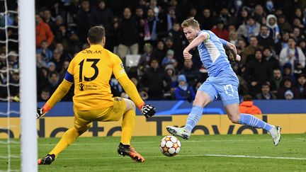 Kevin De Bruyne (Manchester City) trompe Jan Oblak (Atlético de Madrid) en quatrs de finale de la Ligue des champions, mardi 5 avril. (OLI SCARFF / AFP)