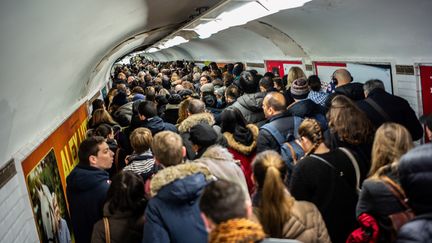 Pendant un mouvement de grève dans les transports, des Franciliens font la queue dans un couloir du métro, à la station Chatelet, à Paris, le 16 décembre 2019.&nbsp; (MARTIN BUREAU / AFP)