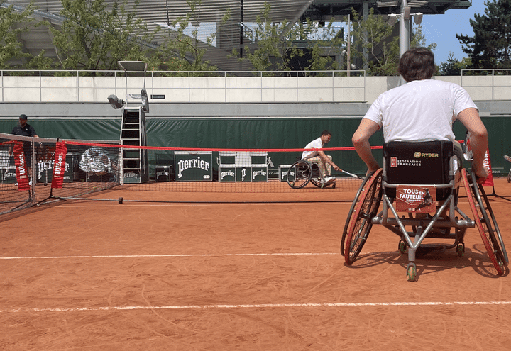 Deux personnes s'initient au tennis-fauteuil, le 9 juin 2023, lors de la journée "Tous en fauteuil" organisée à Roland-Garros. (ROBIN JOANCHICOY / FRANCEINFO: SPORT)