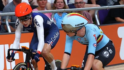 Valentine Fortin aux côtés de Lotte Kopecky lors des championnats du monde de cyclisme, à Glasgow, le 6 août 2023. (DAVID PINTENS / AFP)